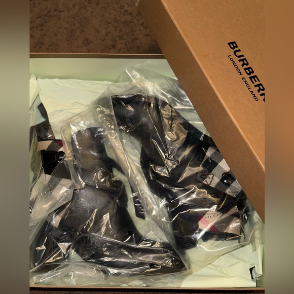 Burberry Boots - Picture 7 of 8